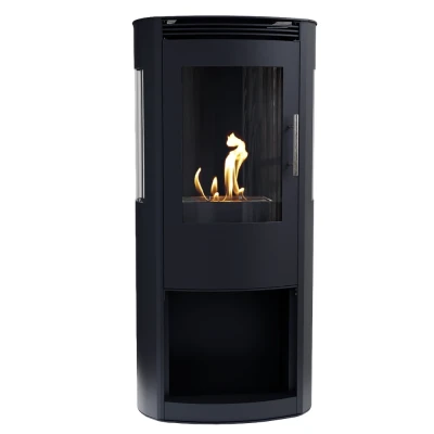 Sort fritstående biopejs med brændeovnsdesign og sikkerhedsglas
