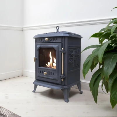 ScandiFlames Ulvik fritstående biopejs lavet af støbejern i klassisk skandinavisk brændeovnsdesign