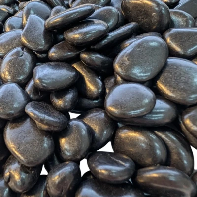 Sorte dekorationssten til biopejs