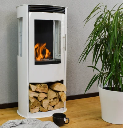 Hvid fritstående biopejs i klassisk design med låge og sikkerhedsgitter